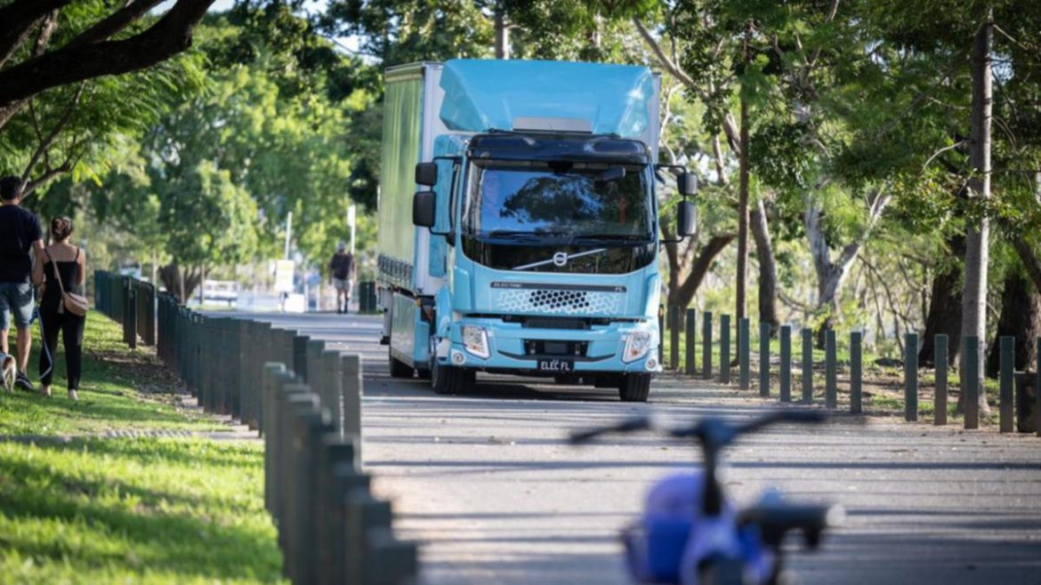 Volvo Trucks crește volumul de camioane electrice și începe producția în serie de camioane electrice cu baterii grele la fabrica din Gent din Belgia.