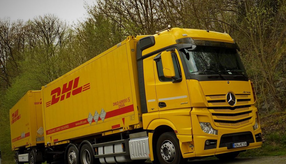 DHL Freight introduce tractoare-remorci complet electrice de la Mercedes-Benz Trucks