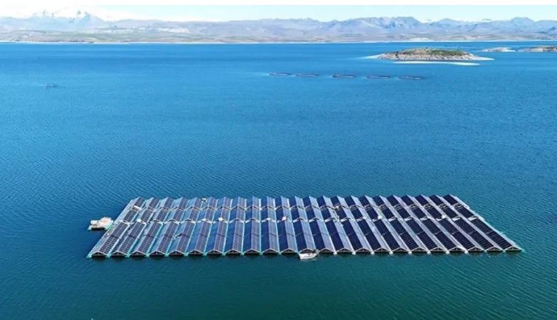 Prima centrală solară plutitoare din Turcia