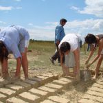 Casele din Chirpici: O Opțiune Ecologică și Eficientă
